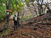 26 Qui, alla Bocca del Corno,  lasciamo il sent. 152 che prosegue a sx per prendera a dx il sentiero di ripida salita alla cima del Corno Zuccone
